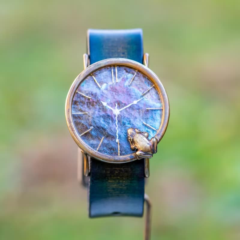 凝望朝陽中閃閃發光水面的青蛙款手錶L