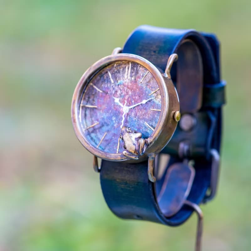 凝望朝陽中閃閃發光水面的青蛙款手錶L