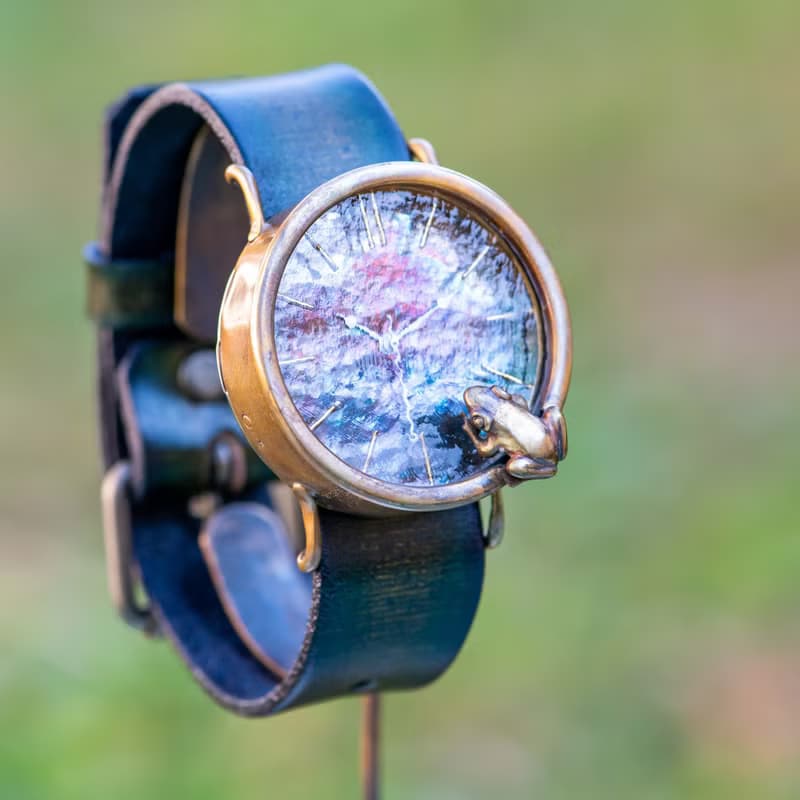 凝望朝陽中閃閃發光水面的青蛙款手錶L