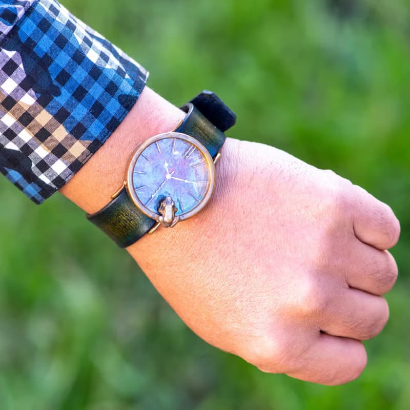 凝望朝陽中閃閃發光水面的青蛙款手錶L