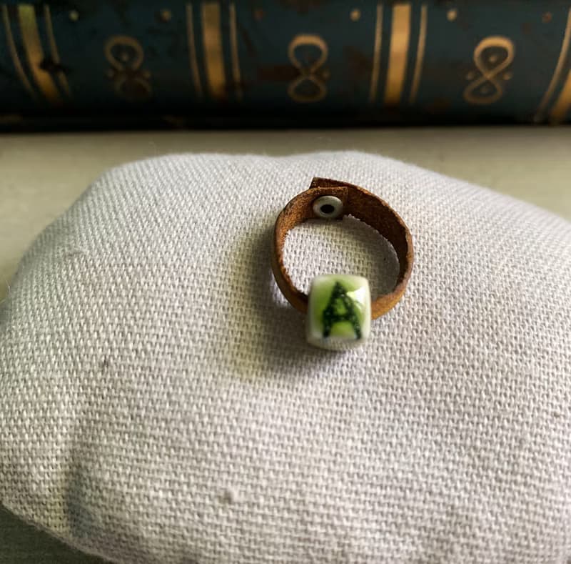 戒指 日本白瓷 自然釉色 無限看不膩色調 真皮革 字母系列