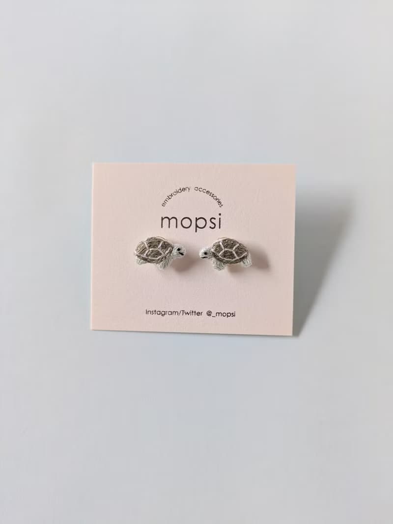 ウミガメ　刺繍ピアス/イヤリング