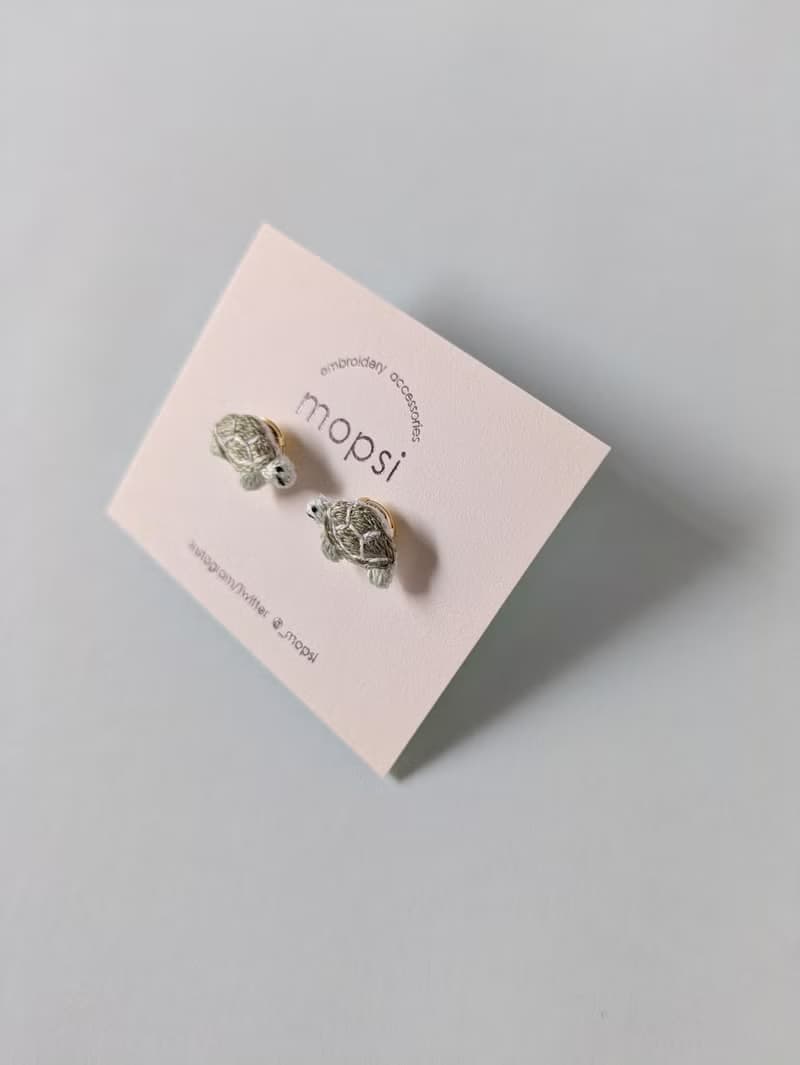 ウミガメ　刺繍ピアス/イヤリング