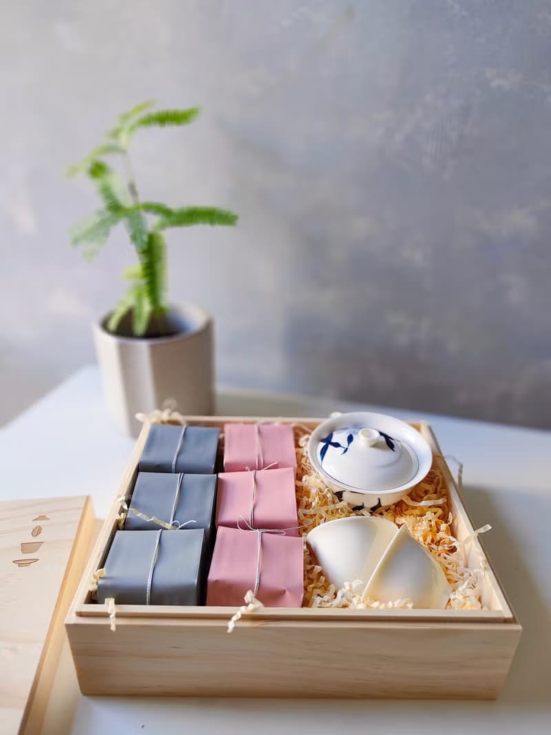 台灣特色茶與手繪百合蓋碗禮盒