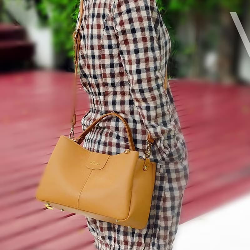 Valley an attractive lady handbag Black color
