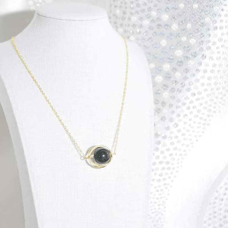 神秘星球。宇宙。金環。綠砂。項鍊 Mysterious Planet。Galaxy。Golden Ring。Sandstone。Necklace。生日禮物。閨蜜禮物。姐妹禮物