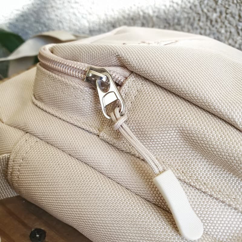 蔦咪啊 刺繡圖案中型防潑水 斜背包 方包 (卡其) /  刺蝟 刺刺