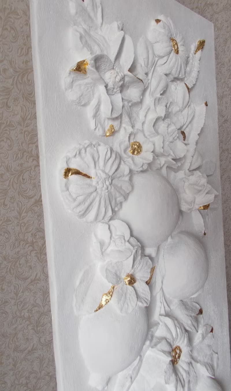 雕塑牆面藝術 金色和白色淺浮雕 植物藝術品 花卉