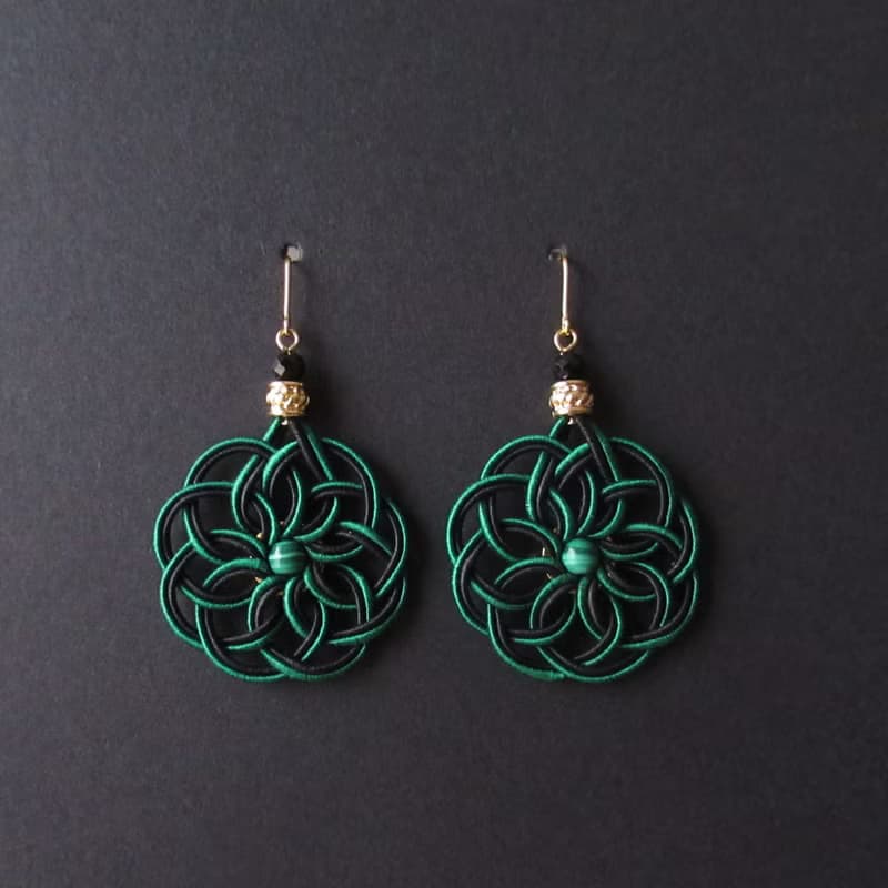 孔雀石與黑尖晶石 手作水引耳環 曼荼羅結