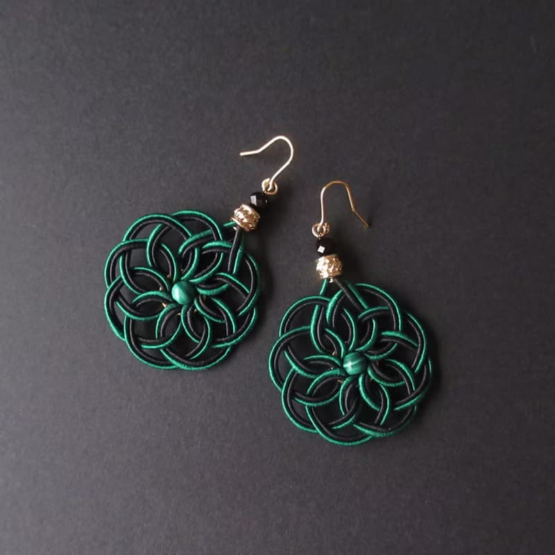 孔雀石與黑尖晶石 手作水引耳環 曼荼羅結