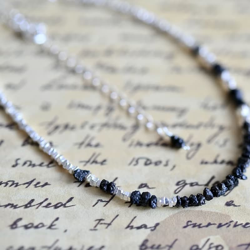 永遠不変 ブラックダイヤモンドのとカレンシルバーのネックレス　アジャスター付き 4月誕生石