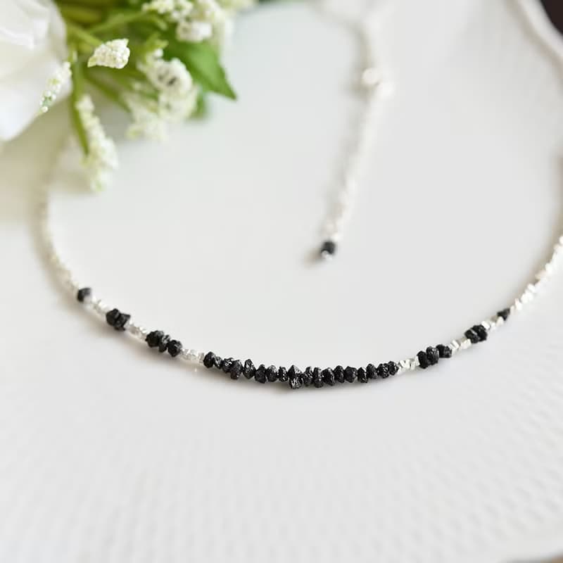 永遠不変 ブラックダイヤモンドのとカレンシルバーのネックレス　アジャスター付き 4月誕生石