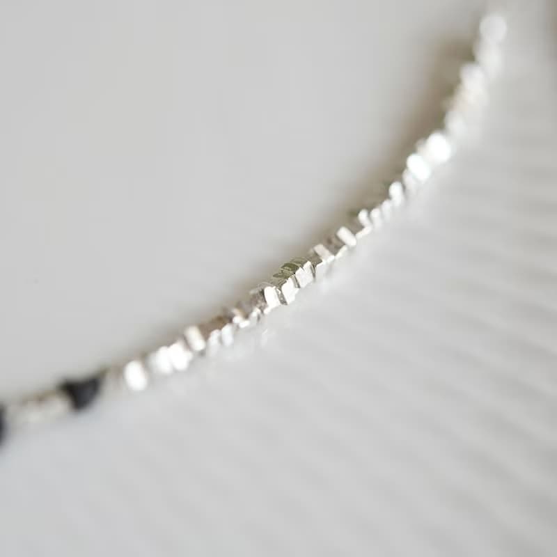 永遠不変 ブラックダイヤモンドのとカレンシルバーのネックレス　アジャスター付き 4月誕生石