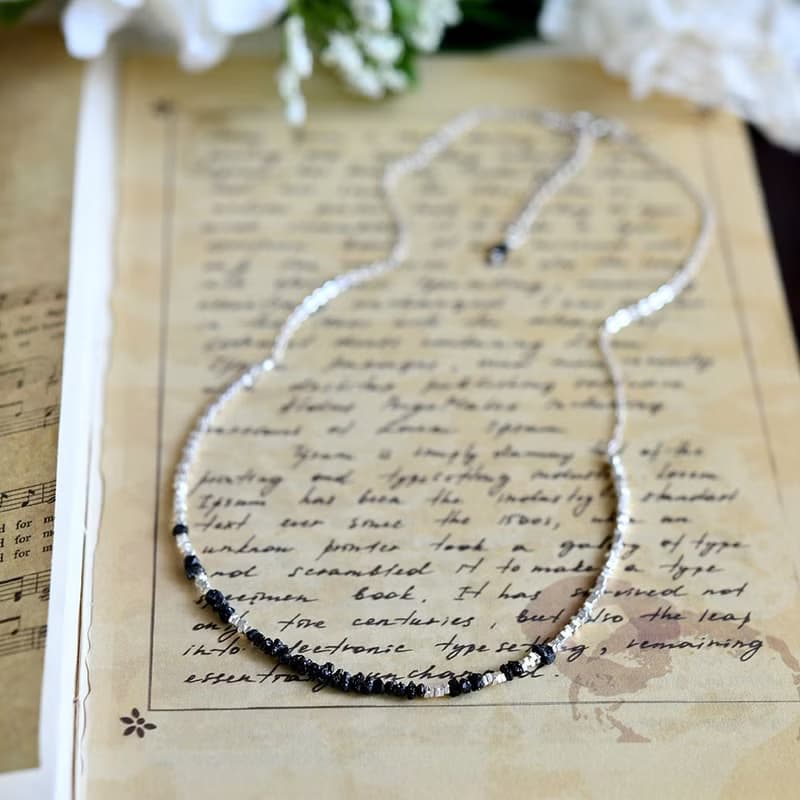 永遠不変 ブラックダイヤモンドのとカレンシルバーのネックレス　アジャスター付き 4月誕生石