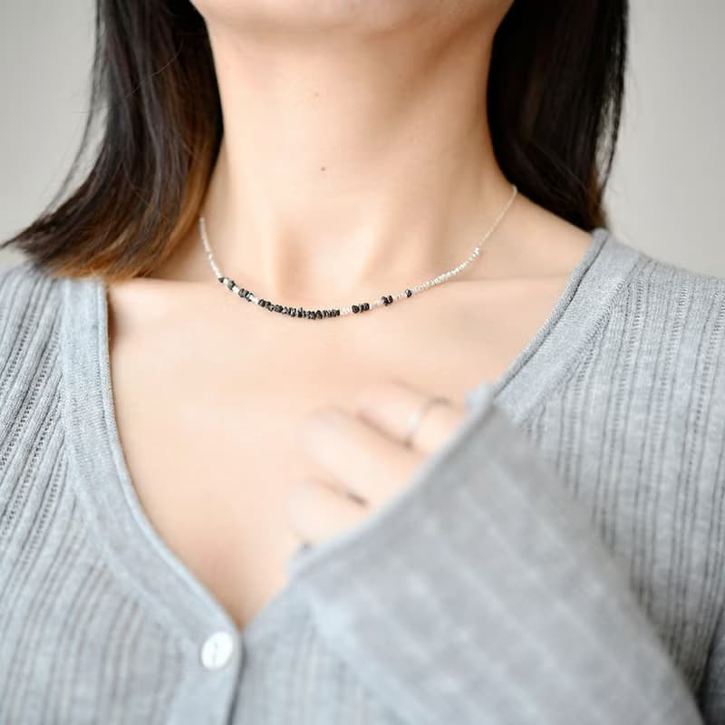 永遠不変 ブラックダイヤモンドのとカレンシルバーのネックレス　アジャスター付き 4月誕生石