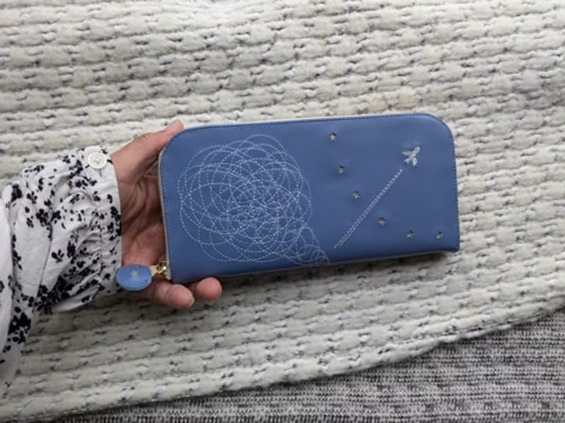 Pinkoi 代購 -  刺繡皮革錢包「飛機雲」花田淺藍色（牛皮）圓形拉鍊型☆修身☆