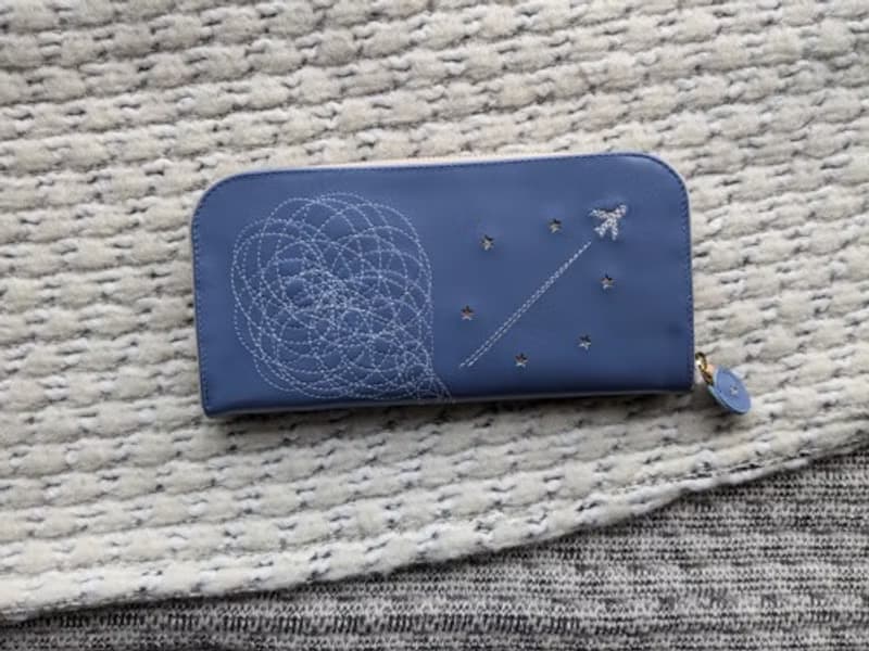 Pinkoi 代購 -  刺繡皮革錢包「飛機雲」花田淺藍色（牛皮）圓形拉鍊型☆修身☆