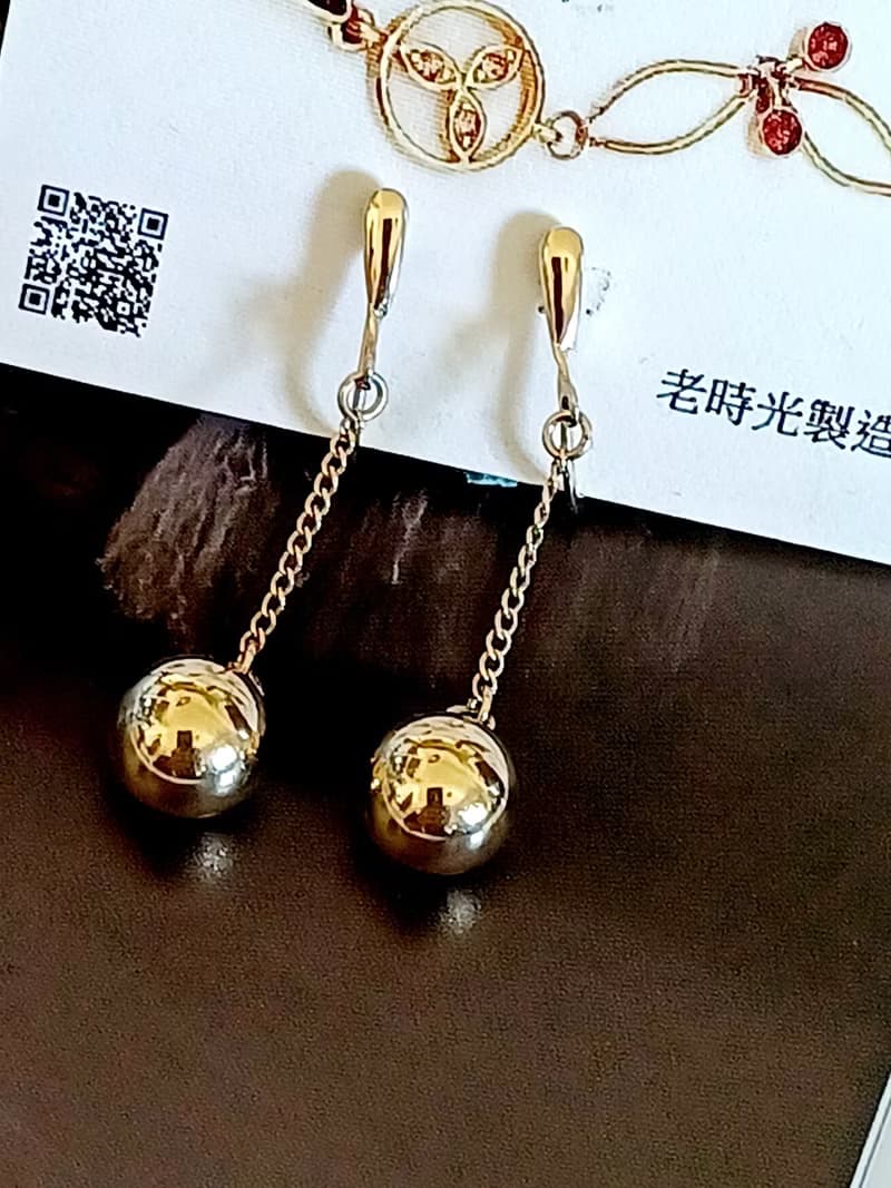 vintage jewelry  Trifari 簡約垂墜金球 夾式耳環