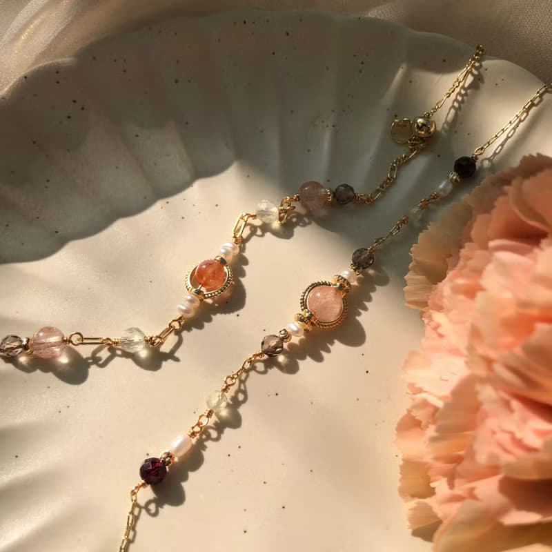 【五月・康乃馨】奶油色唇膏 | 粉兔毛水晶手鍊 長度可調