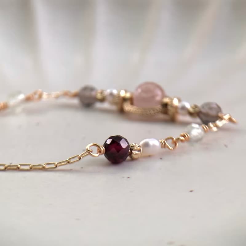 【五月・康乃馨】奶油色唇膏 | 粉兔毛水晶手鍊 長度可調