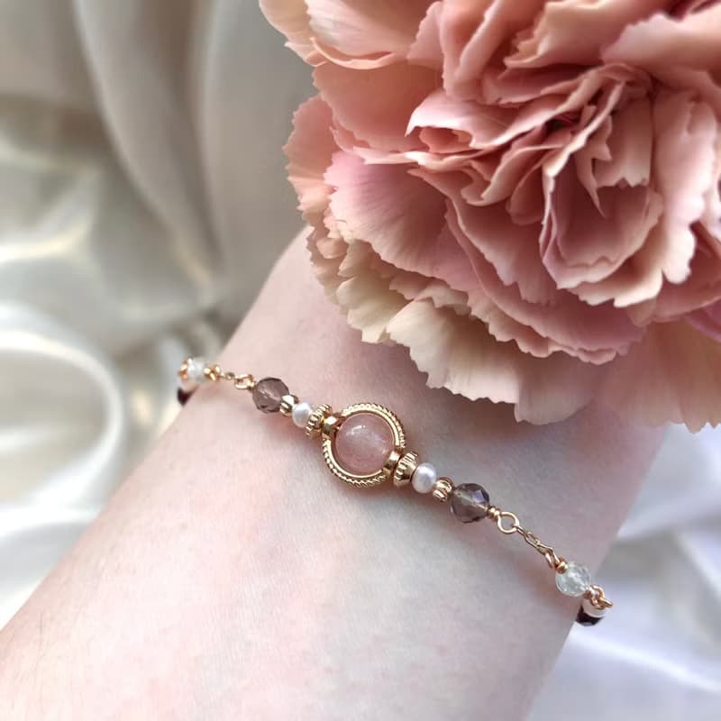 【五月・康乃馨】奶油色唇膏 | 粉兔毛水晶手鍊 長度可調