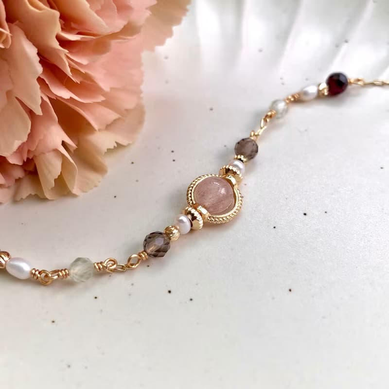 【五月・康乃馨】奶油色唇膏 | 粉兔毛水晶手鍊 長度可調