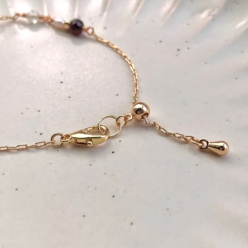 【五月・康乃馨】奶油色唇膏 | 粉兔毛水晶手鍊 長度可調