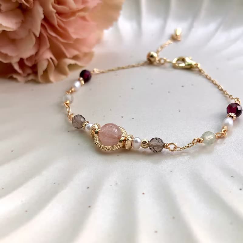 【五月・康乃馨】奶油色唇膏 | 粉兔毛水晶手鍊 長度可調