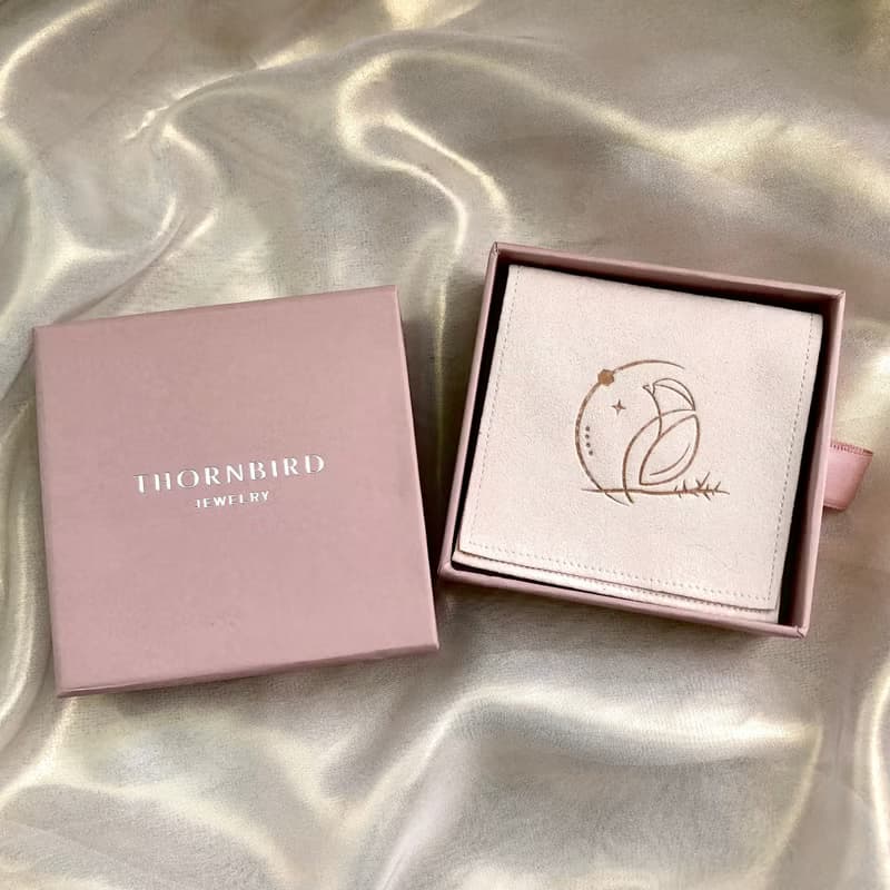 【五月・康乃馨】奶油色唇膏 | 粉兔毛水晶手鍊 長度可調