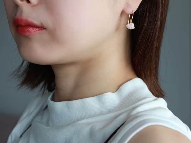 14kgf-rough rock rose quartz pierced earrings