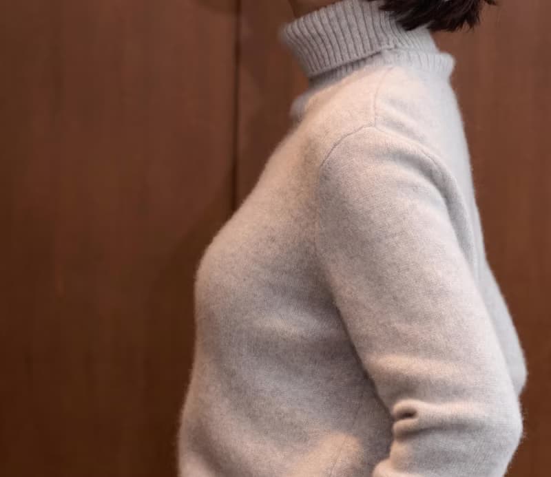 簡約卻能獨當一面 100% 喀什米爾羊毛高領毛衣 厚款 淺灰色