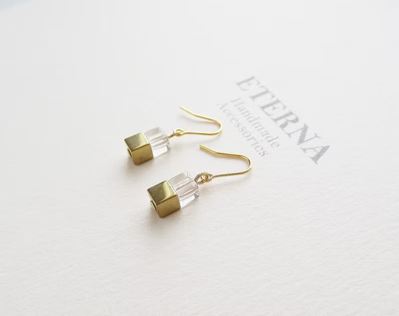 水晶とヘマタイトのキューブカットピアス、イヤリング