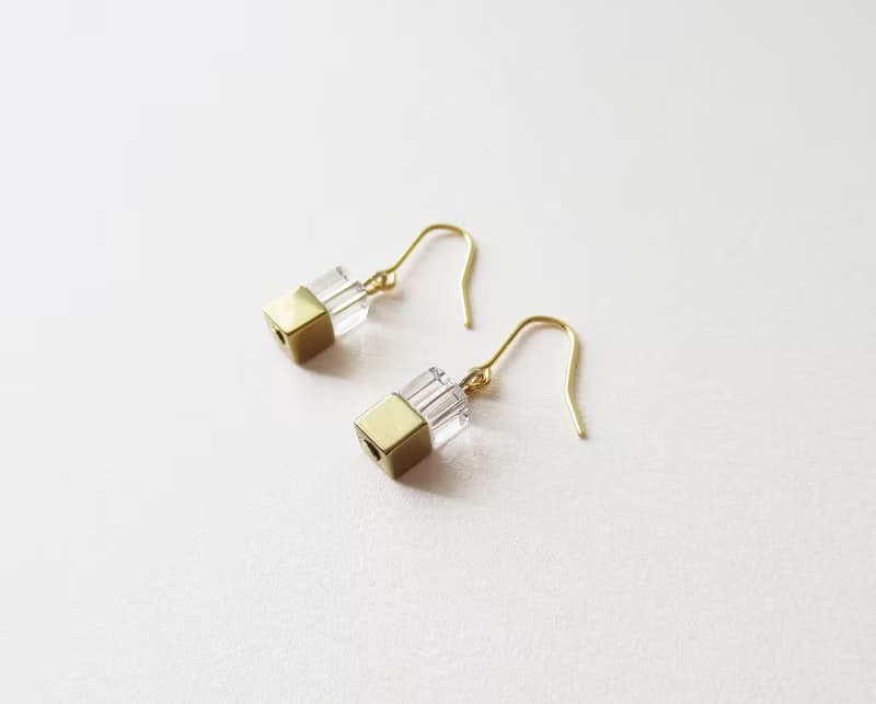 水晶とヘマタイトのキューブカットピアス、イヤリング