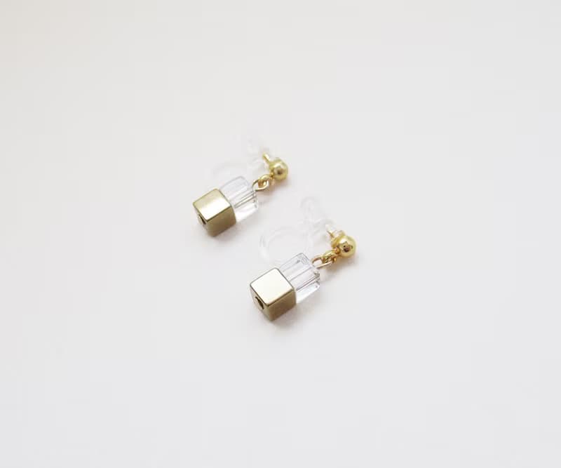 水晶とヘマタイトのキューブカットピアス、イヤリング