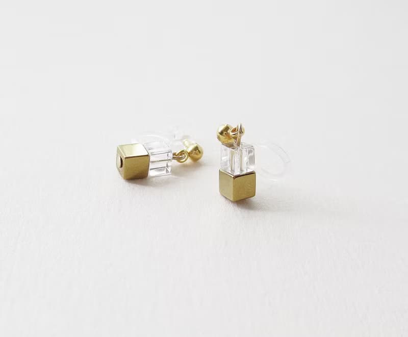 水晶とヘマタイトのキューブカットピアス、イヤリング