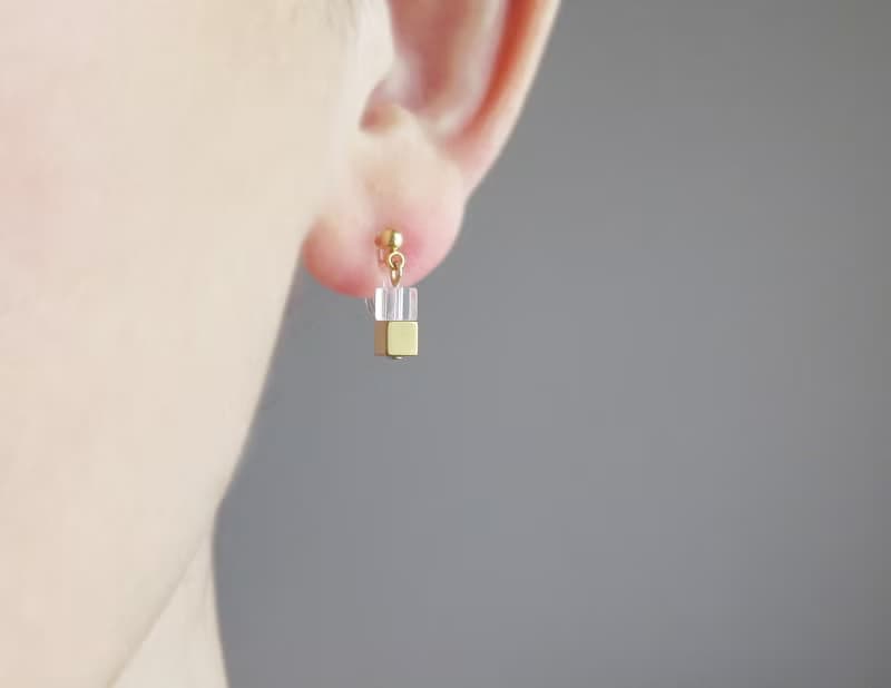 水晶とヘマタイトのキューブカットピアス、イヤリング