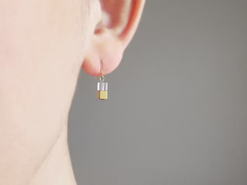 水晶とヘマタイトのキューブカットピアス、イヤリング