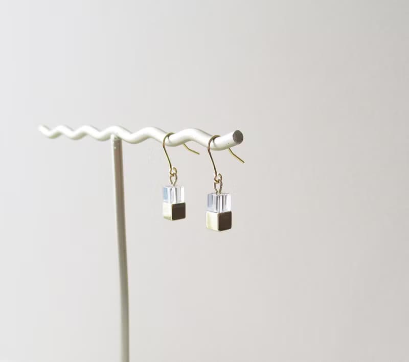 水晶とヘマタイトのキューブカットピアス、イヤリング