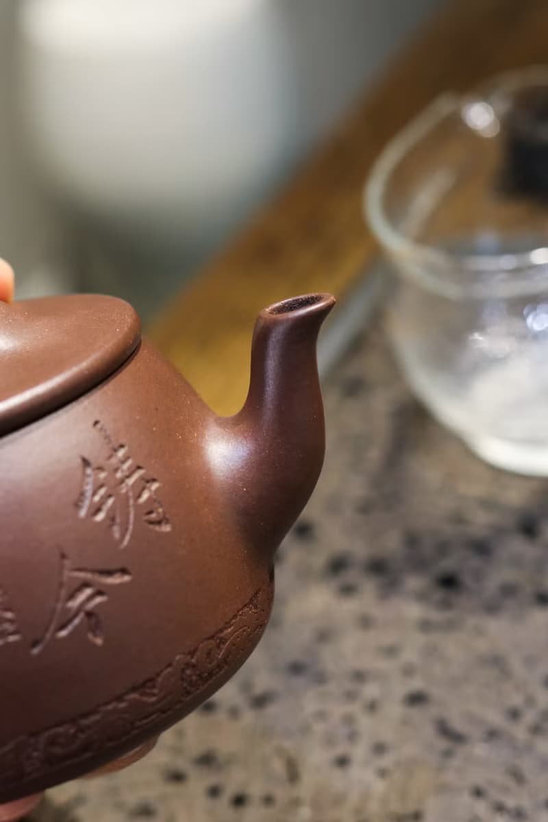 送禮紫砂壺茶壺汉瓦   紫泥 180ml 14孔 刘素素作品  简洁直接 口
