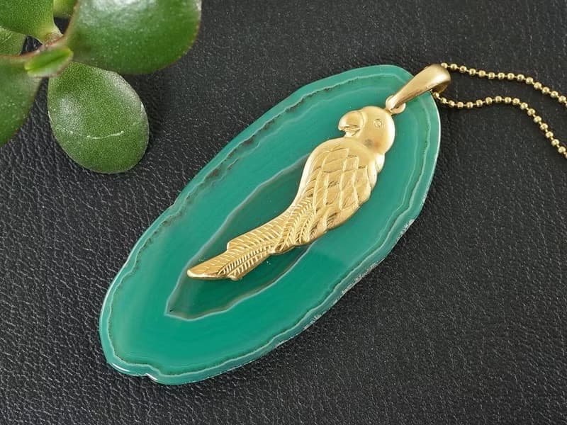Green Agate Slice Slab Golden Brass Parrot Bird Pendant Necklace Woman Jewelry