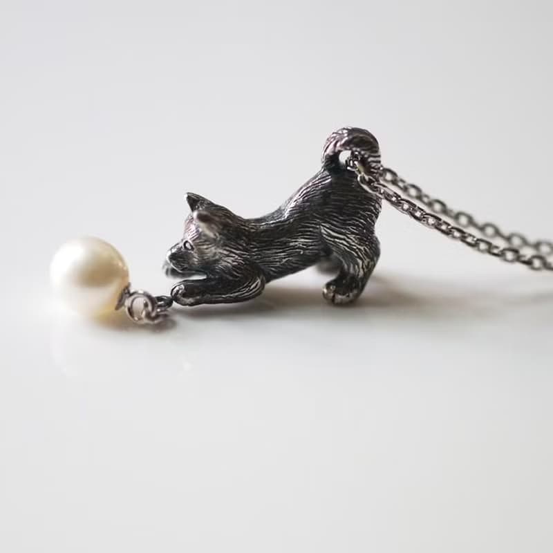 ボールで遊ぶ柴犬のペンダント