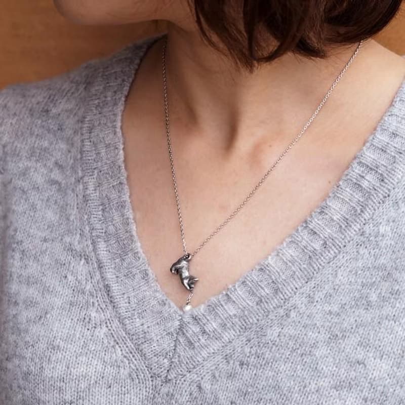 ボールで遊ぶ柴犬のペンダント