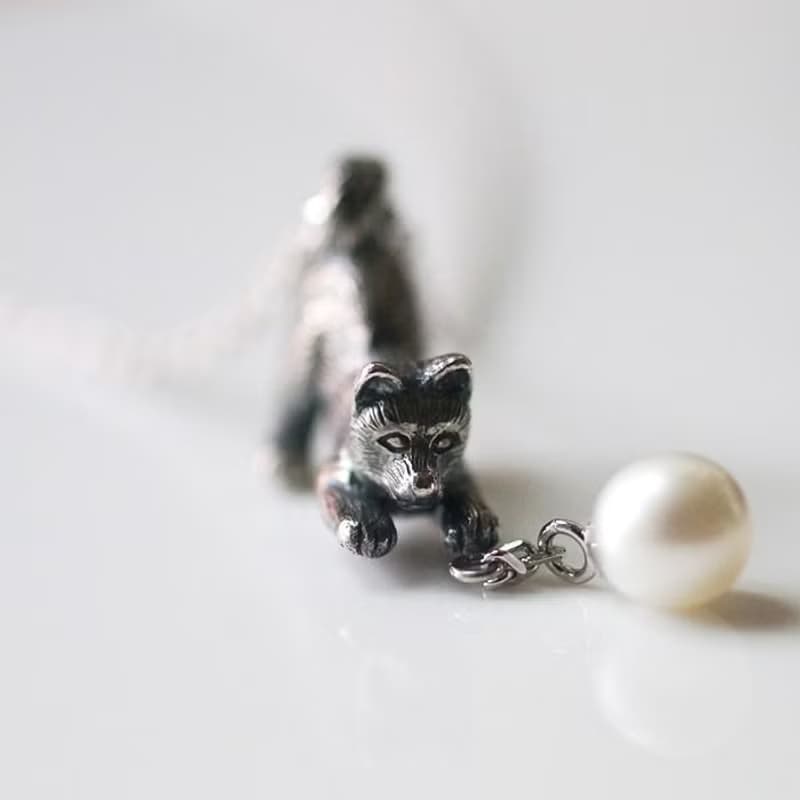 ボールで遊ぶ柴犬のペンダント