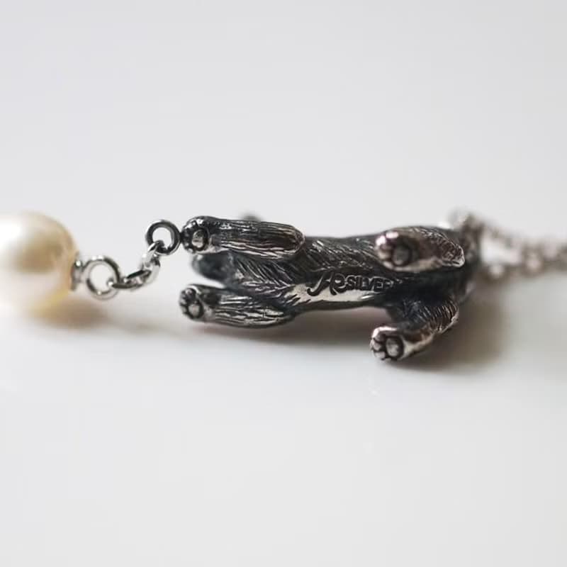 ボールで遊ぶ柴犬のペンダント