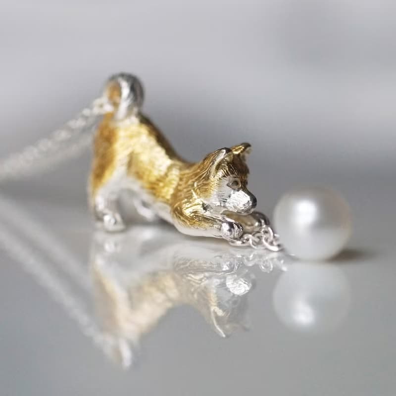 ボールで遊ぶ柴犬のペンダント