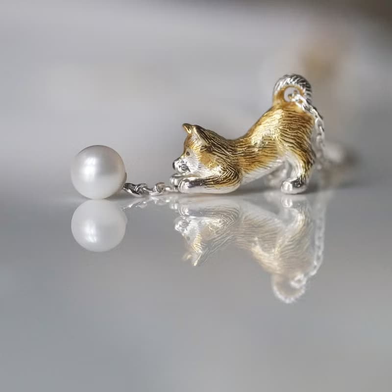 ボールで遊ぶ柴犬のペンダント