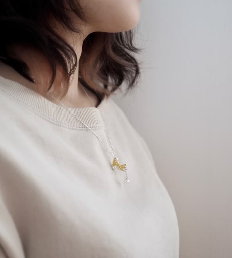 ボールで遊ぶ柴犬のペンダント