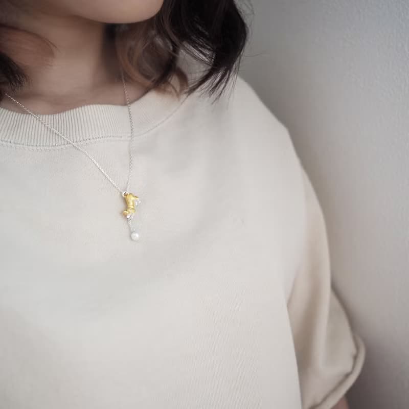 ボールで遊ぶ柴犬のペンダント