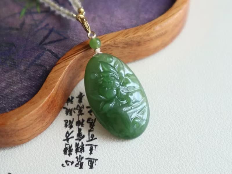 天然和田玉碧玉雕花無事牌吊墜俄料碧玉老料菠菜綠脂份厚玉質細膩