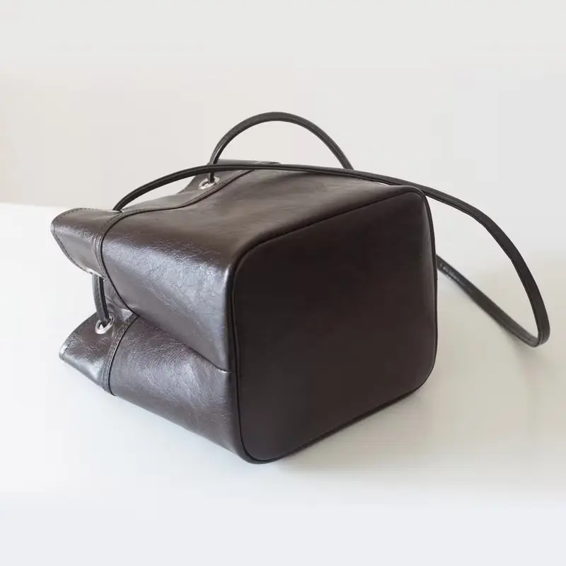 春夏新品 復古感油臘紋PU【深巧克力】多用輕便水桶包 托特/側背